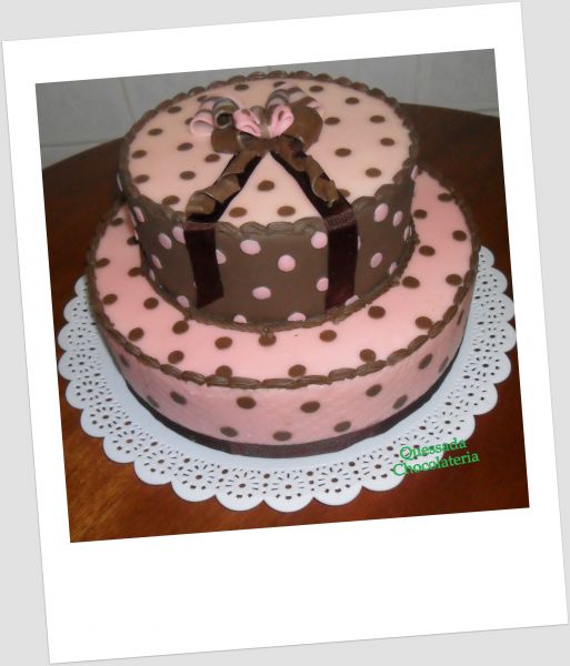 Bolo Marrom e Rosa